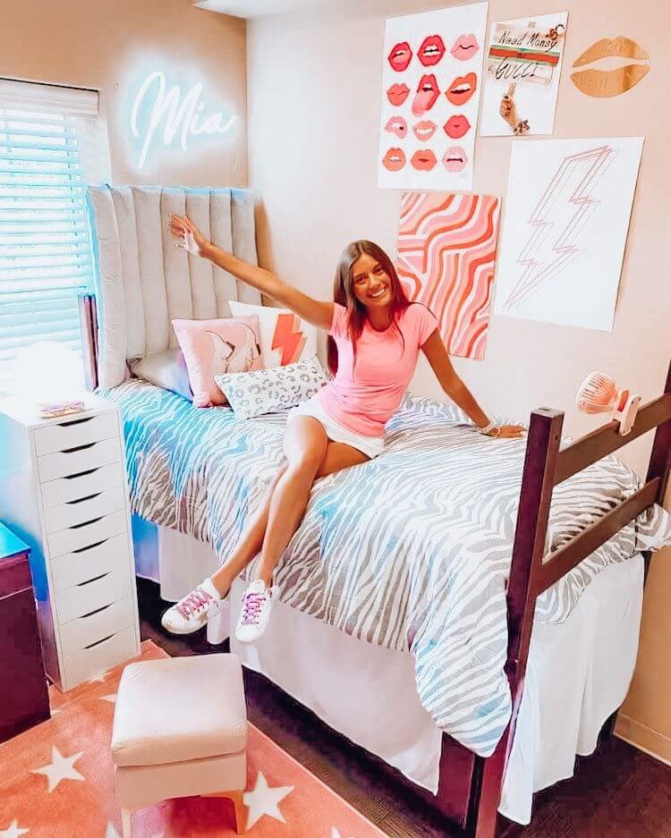 Classy dorm room for girls