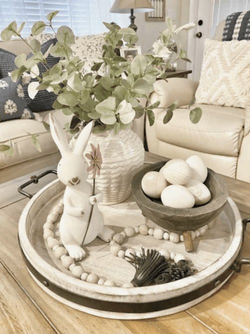 Round tray with clay pearls, a bunny and ceramic eggs